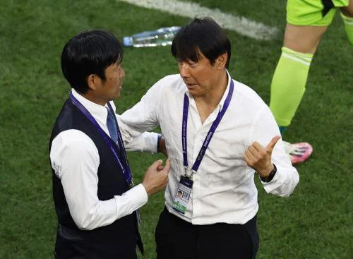 Shin Tae-yong ngobrol bareng Hajime Moriyasu di akhir laga Timnas Indonesia vs Jepang REUTERS 