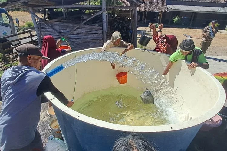 Warga mengambil air dari tandon bantuan di Desa Kunden, Kecamatan Bulu, Kabupaten Sukoharjo, Jawa Tengah, Jumat (24/7/2026)