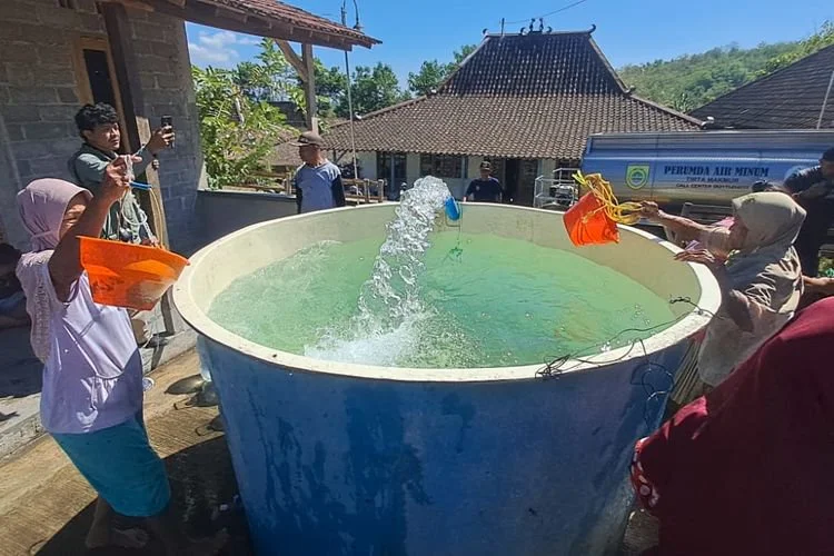 Warga mengambil air dari tandon bantuan di Desa Kunden, Kecamatan Bulu, Kabupaten Sukoharjo, Jawa Tengah, Jumat (24/7/2026)