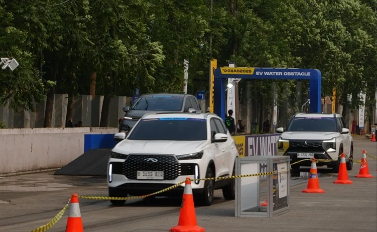 Test drive mobil baru di GIIAS 2026.