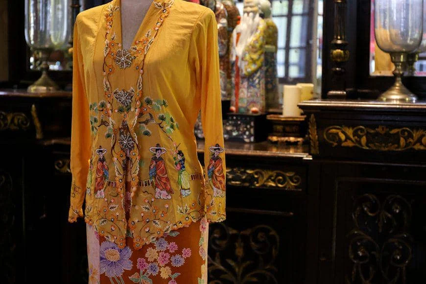 Ilustrasi setelan kebaya terpasang di patung (unsplash.com/@aimaris)
