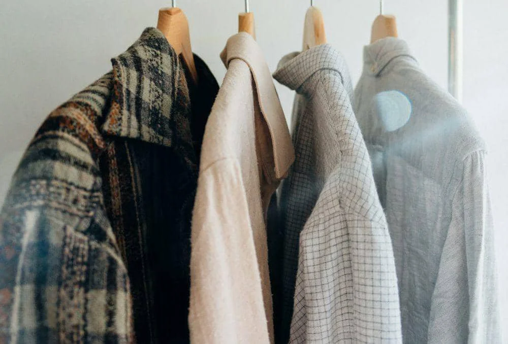 baju digantung (unsplash.com/Fernando Lavin)