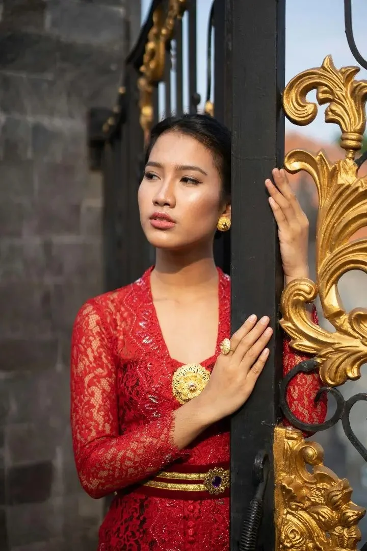 5 Cara Menyimpan dan Merawat Kebaya di Lemari agar Tidak Mudah Rusak