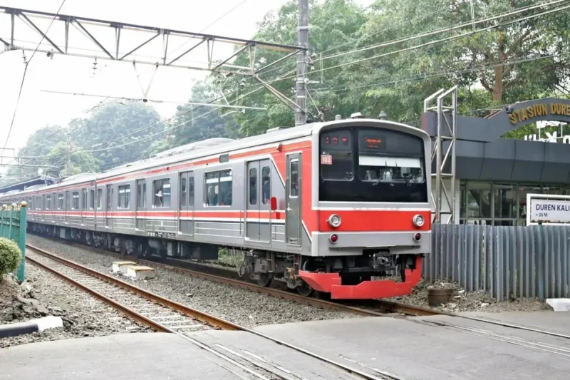 KCI Amankan Laki-laki yang Bergelantungan di KRL Tanjung Priok