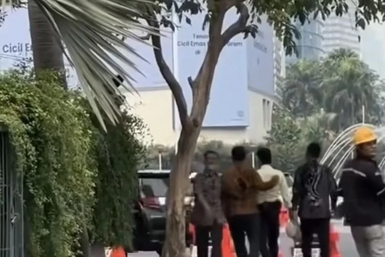 Foto: Keributan di kawasan Halte Transjakarta Bunderan HI, Monas, Jakarta Pusat, pada Rabu (22/7/2026) viral di media sosial.