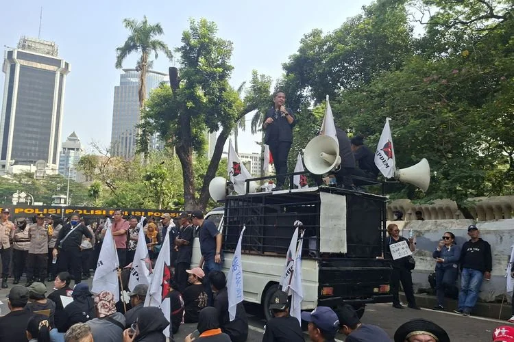 Ratusan warga Jalan Kwini 8, Kecamatan Senen, Jakarta Pusat, menggelar aksi unjuk rasa di kawasan Jalan Medan Merdeka Selatan pada Selasa (21/7/2026) untuk menolak penggusuran dan klaim sepihak tanah mereka oleh Kodam Jaya