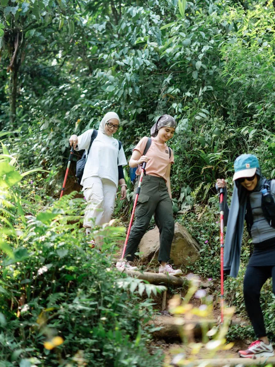 Tissa Biani trekking di Sentul Bogor