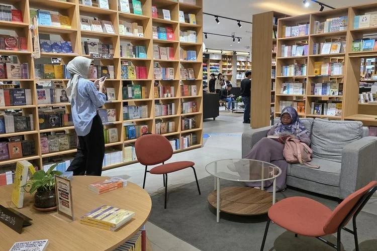 Suasana pengunjung saat Grand Opening Gramedia Jalma Pandanaran di Kota Semarang, Jumat (24/7/2026).