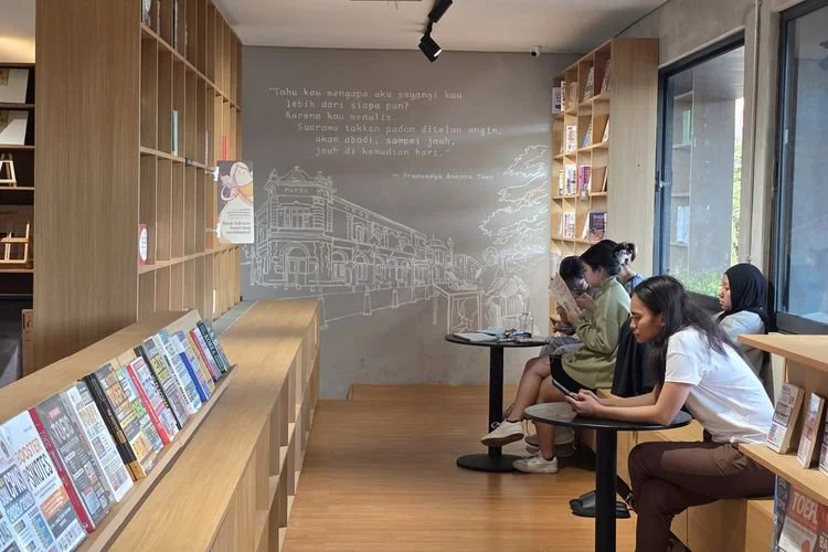 Suasana pengunjung saat Grand Opening Gramedia Jalma Pandanaran di Kota Semarang, Jumat (24/7/2026).