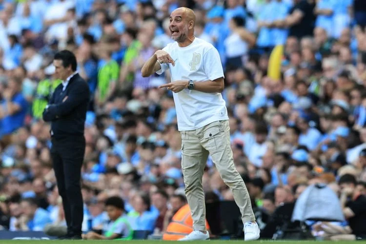 Pep Guardiola memberi instruksi dalam pertandingan sepak bola Liga Inggris antara Manchester City vs Aston Villa di Stadion Etihad di Manchester, barat laut Inggris, pada 24 Mei 2026. (Foto oleh Darren Staples / AFP) 