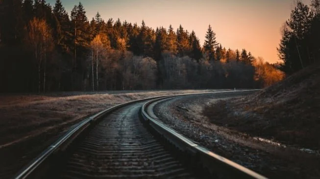Ilustrasi rel kereta api (Unsplash/Irina Iriser)