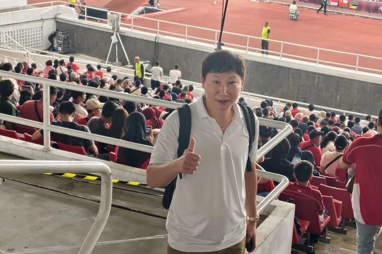 Pelatih Timnas Vietnam, Kim Sang-sik, terpantau menonton laga skuad Garuda melawan Mozambik langsung di tribun Stadion Utama Gelora Bung Karno. Duel Timnas Indonesia vs Mozambik digelar di Stadion Utama Gelora Bung Karno (SUGBK), Jakarta, Selasa (9/6/2026).