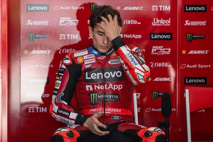 Pebalap MotoGP asal Spanyol dari tim Ducati Lenovo, Marc Marquez, bereaksi di dalam garasi timnya pada hari kedua tes pramusim MotoGP 2026 di Sirkuit Internasional Sepang di Sepang pada 4 Februari 2026.