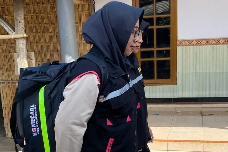 Tenaga kesehatan yang mendatangi rumah warga di Kecamatan Sumberbaru, Jember pada Jumat (24/7/2026). Ini merupakan pelayanan tenaga medis dalam program Home Care yang baru dilaunching Pemerintah Kabupaten Jember. 