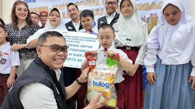 Bulog Salurkan 500 Paket Beras Bagi Siswa Disabilitas Saat HAN 2026