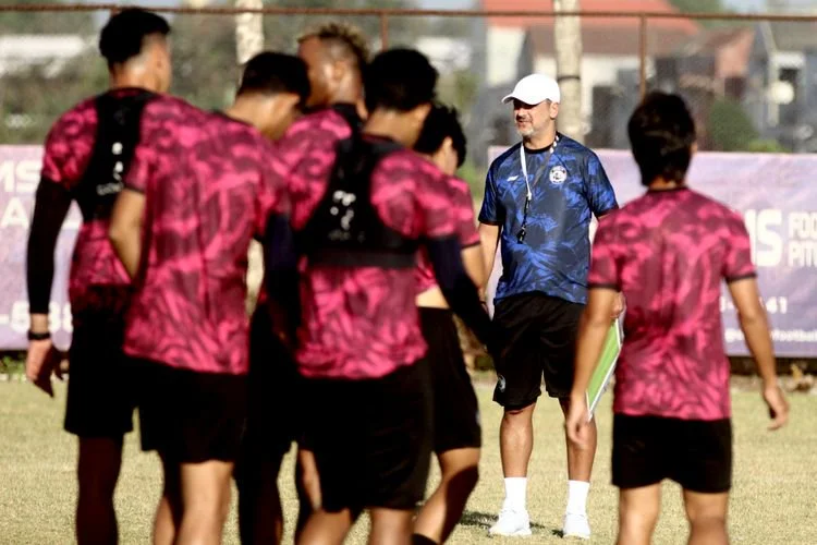 Pelatih Arema FC Marcos Santos memimpin latihan guna mempersiapkan diri untuk mengarungi musim baru 2026-2027 di Dream Soccer Pitch Pakis, Kabupaten Malang, Senin (20/7/2026) sore.