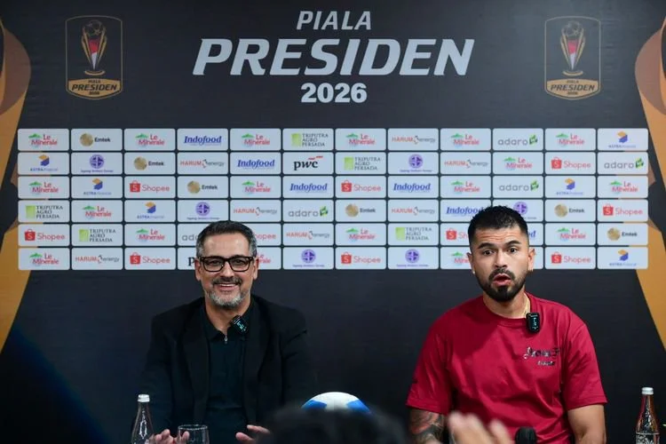 Pelatih Arema FC Marcos Santos (kiri) dan pemainnya Julian Guevara hadir di sesi konferensi pers jelang menghadapi Persib Bandung di Piala Presiden 2026, duel akan berlangsung Sabtu (25/7/2026) di Si Jalak Harupat, Soreang, Kabupaten Bandung. 