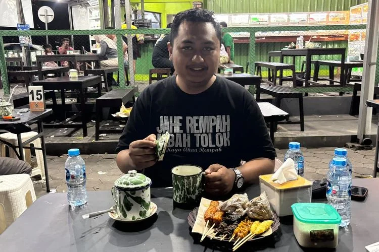 Danang menunjukkan minuman rempah di Warung Rempah Mbah Tolok, Kecamatan Jati, Kabupaten Kudus, Jumat (24/7/2026) malam.