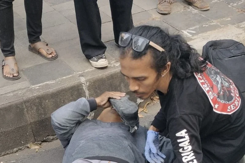 Pemotor Terlindas Bus Transjakarta di Jaksel Usai Gagal Nyalip, Kaki Korban Terluka