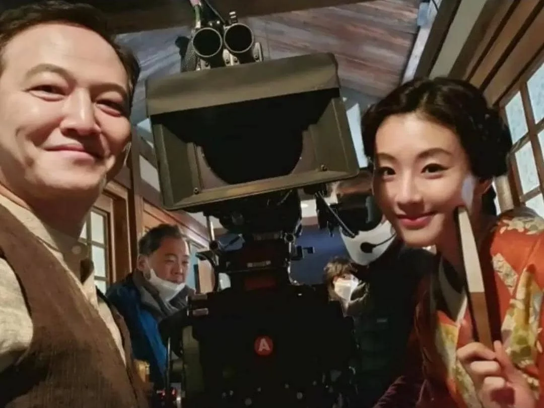 Hyunri dan Jung Woong In di balik layar drama Pachinko