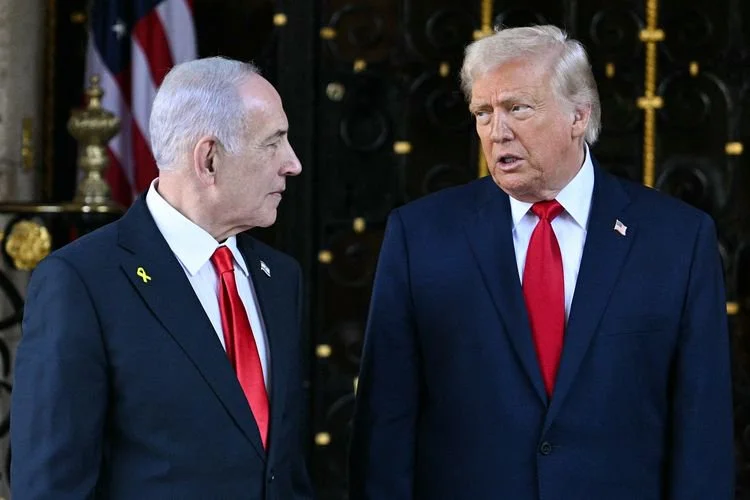 Presiden Amerika Serikat Donald Trump (kanan) saat menyambut kedatangan Perdana Menteri Israel Benjamin Netanyahu (kiri) di Mar-a-Lago, Palm Beach, Negara Bagian Florida, 29 Desember 2025.