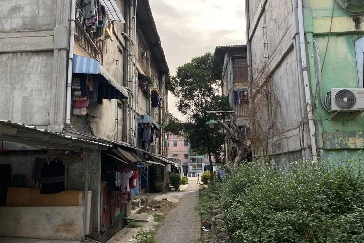 Lorong di belakang Rusun Klender di Kelurahan Malaka Sari, Duren Sawit, Jakarta Timur, Selasa (21/7/2026).