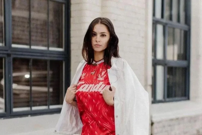 10 Inspirasi Mix and Match dengan Jersey Bola, Sporty dan Kasual