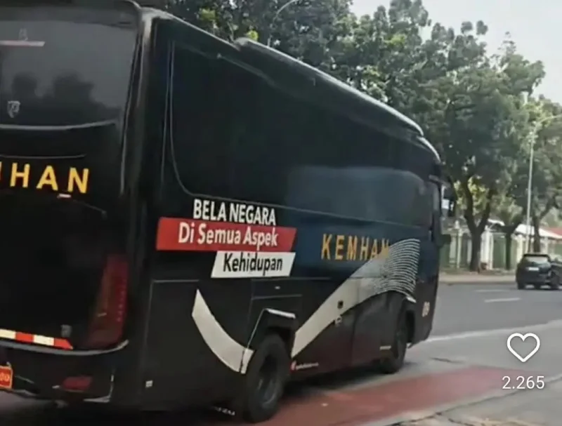 Viral Bus Kementerian Pertahanan Tabrak Lari Ojek Online di Monas