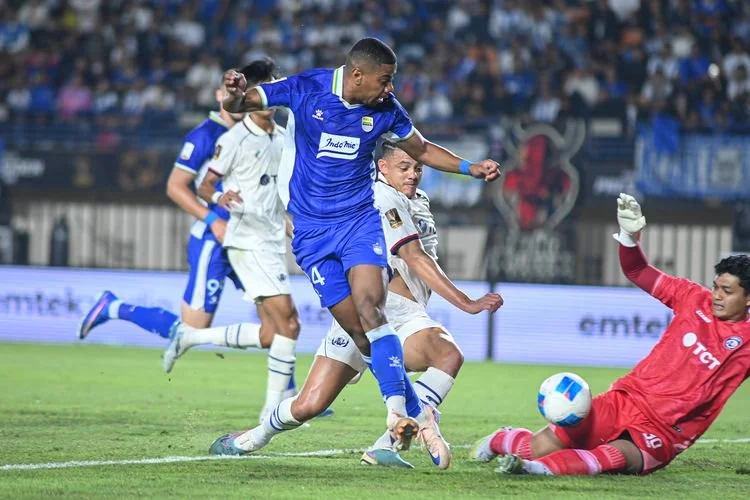 Aksi Uilliam Baros pada laga Persib Bandung vs Arema FC di Stadion Si Jalak Harupat, Soreang, Sabtu (25/7/2026) malam WIB.