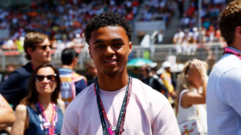 Media Spanyol tak henti-hentinya membicarakan Shane Kluivert setelah menit-menit pertamanya bersama FC Barcelona