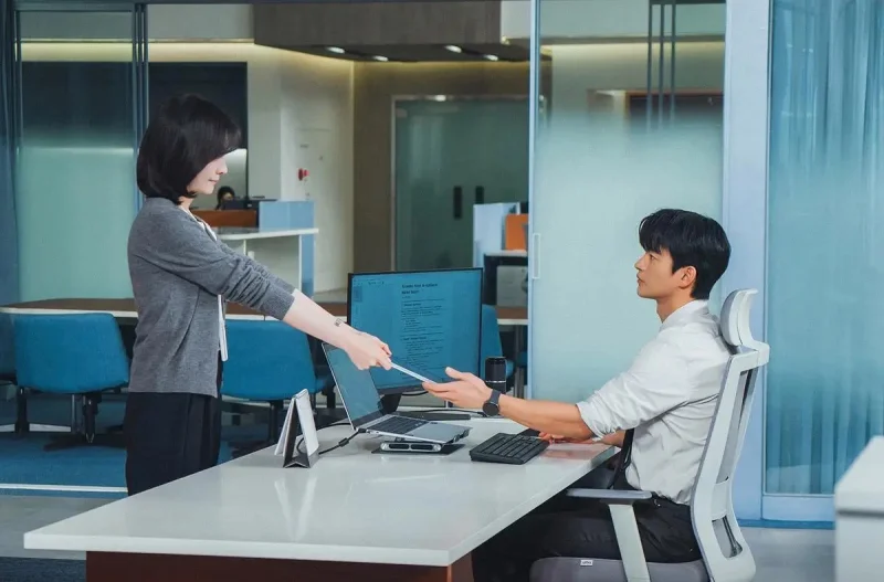 5 Konflik Kantor Realistis di See You at Work Tomorrow