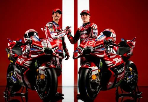 Marc Marquez dan Francesco Bagnaia bersama motor baru jelang MotoGP 2026 (Foto: X/@ducaticorse)