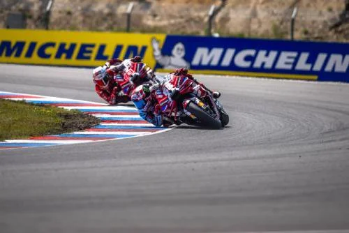 Francesco Bagnaia melaju di depan Marc Marquez pada MotoGP Republik Ceko 2026 (Foto: Ducati Corse)