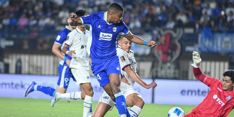 Aksi Uilliam Baros pada laga Persib Bandung vs Arema FC di Stadion Si Jalak Harupat, Soreang, Sabtu (25/7/2026) malam WIB.
