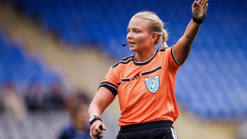 Video: Pemandangan Tak Terpercaya, Wasit Wanita Terjatuh dan Meninggalkan Lapangan dengan Ditandu!