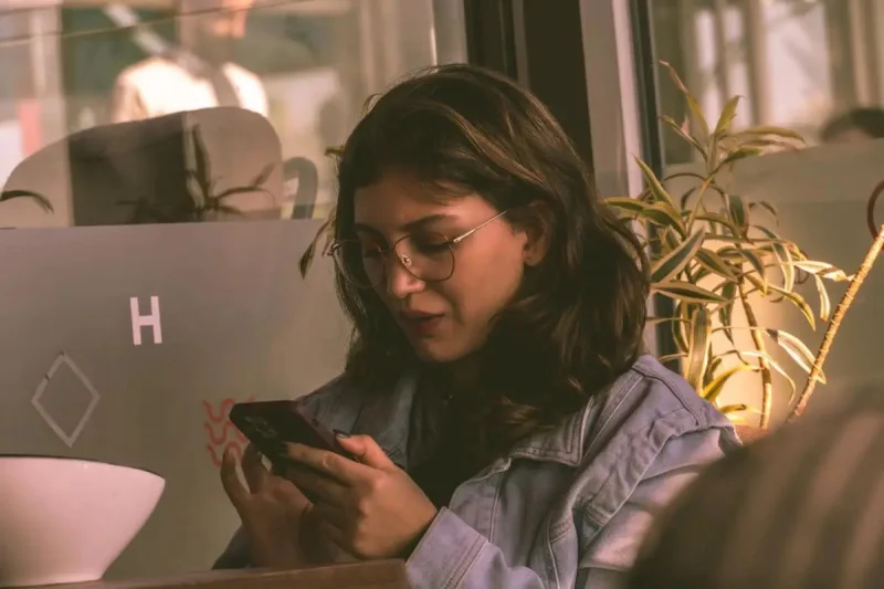 Belajar Berdamai dengan FOMO di Era Media Sosial, biar Hidup Tenang