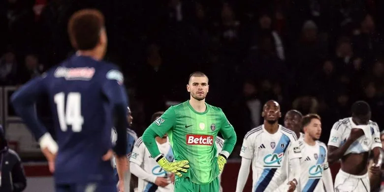 Ekspresi Lucas Chevalier (tengah) usai kebobolan dalam laga 32 besar Piala Perancis 2025-2026 PSG vs Paris FC di Stadion Parc des Princes, 12 Januari 2026.