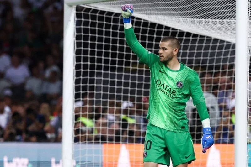 Efek Domino Zion Suzuki, Juventus Bidik Lucas Chevalier dari PSG