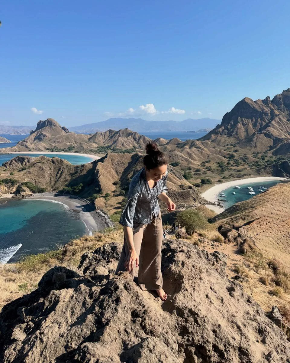 Yasmin Napper pakai kebaya di Pulau Padar