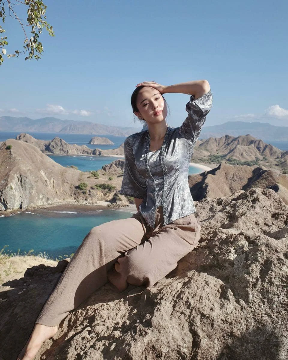 Yasmin Napper pakai kebaya di Pulau Padar