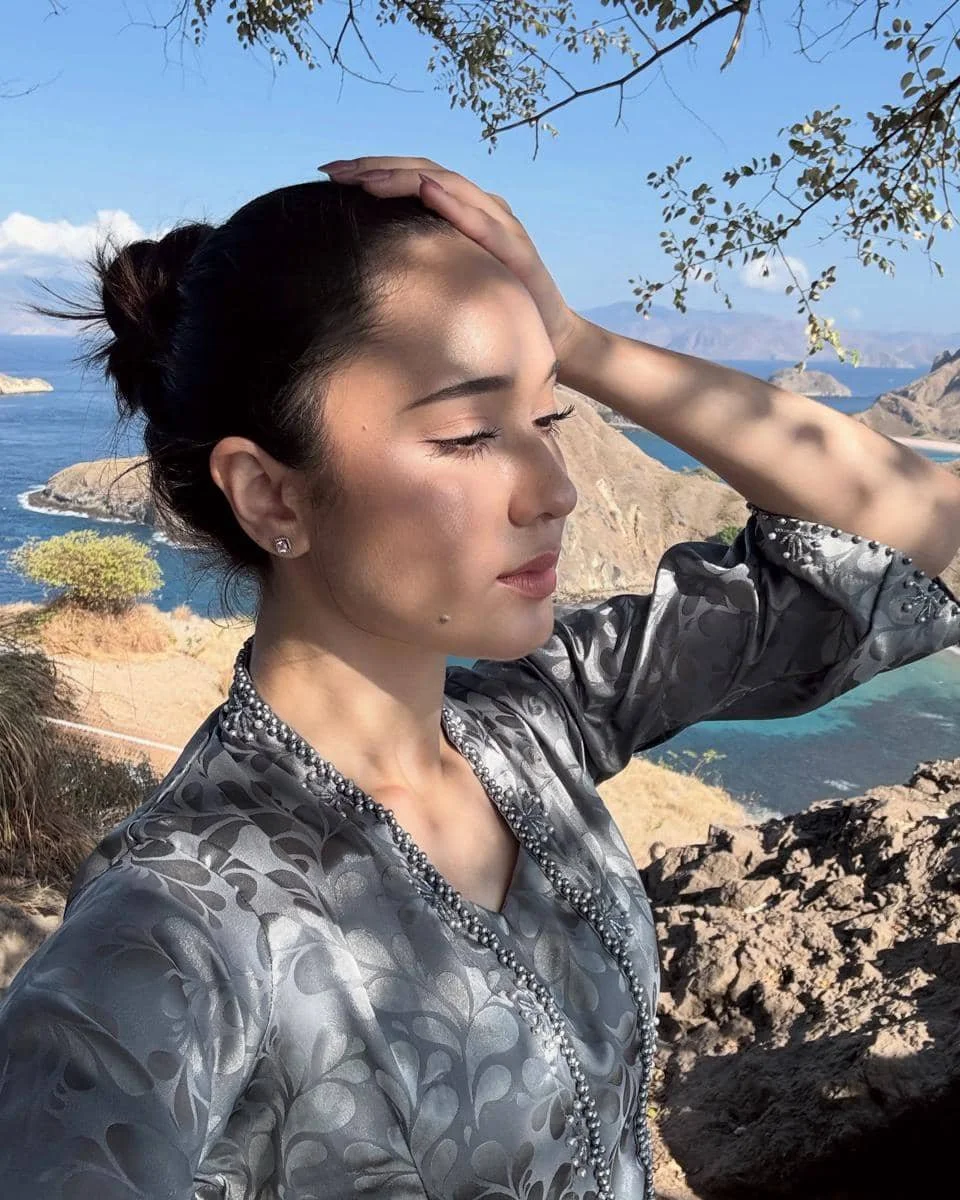 Yasmin Napper pakai kebaya di Pulau Padar