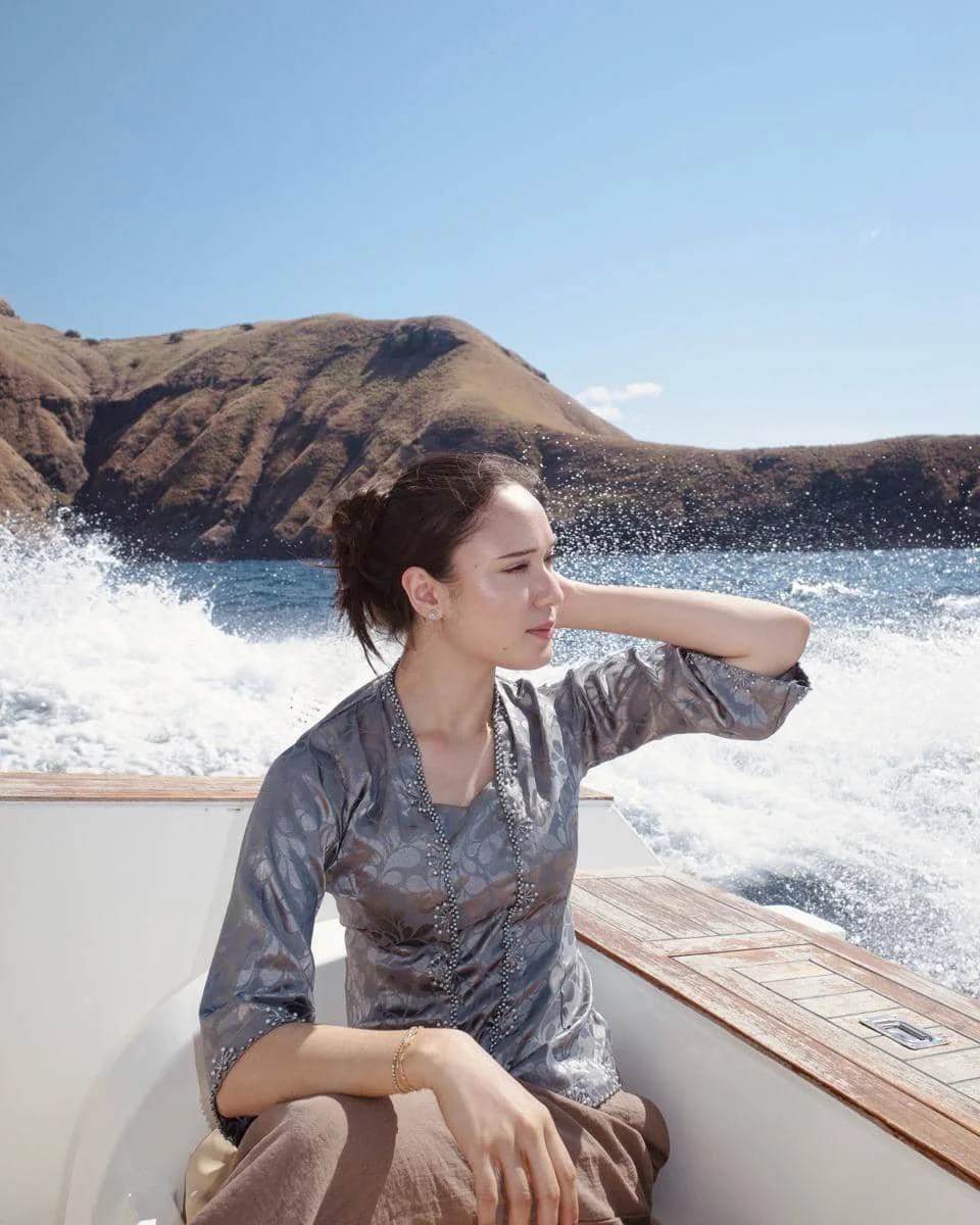 Yasmin Napper pakai kebaya di Pulau Padar
