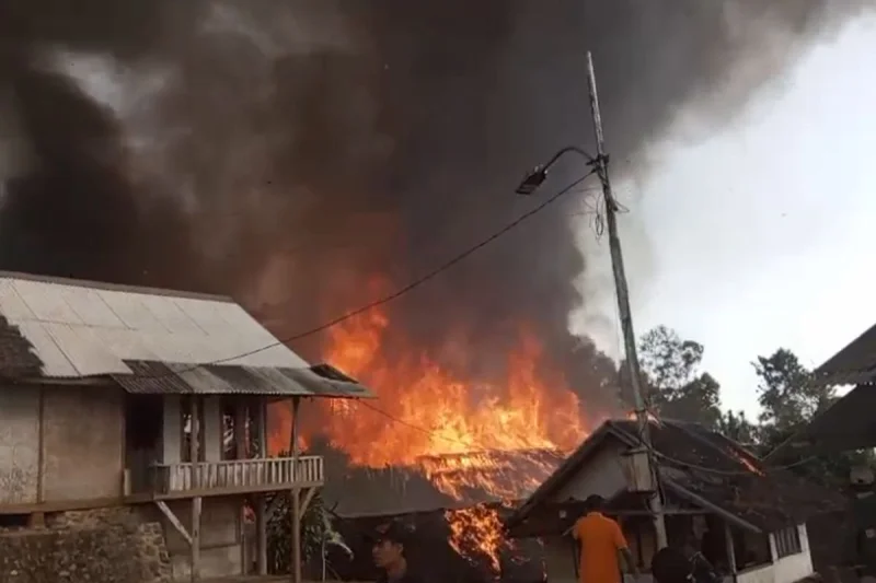 Detik-detik Kebakaran Kasepuhan Adat Ciptamulya Sukabumi, Api Diduga Berasal dari MCK