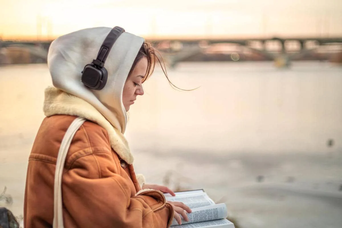 ilustrasi Immersive reading, baca buku, audiobook