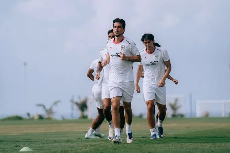 Pemain Persib Bandung, Thom Haye berlatih bersama timnas Indonesia untuk mempersiapakan mengarungi ASEAN Championship 2026 di Bali United Training Center Pantai Purnama Gianyar, Bali, Sabtu (18/7/2026) pagi.