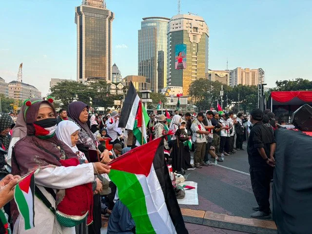 Massa Gelar Aksi Bela Palestina di Patung Kuda, Jalan Merdeka Selatan Ditutup
