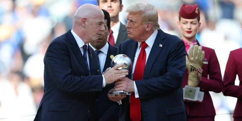 Presiden AS Donald Trump dan Presiden FIFA Gianni Infantino memegang trofi Penghargaan Pemain Muda Terbaik pada upacara penghargaan usai pertandingan Chelsea dan Paris Saint-Germain di Piala Dunia Antarklub FIFA 2025 di Stadion MetLife, New Jersey, Amerika Serikat, 13 Juli 2025.