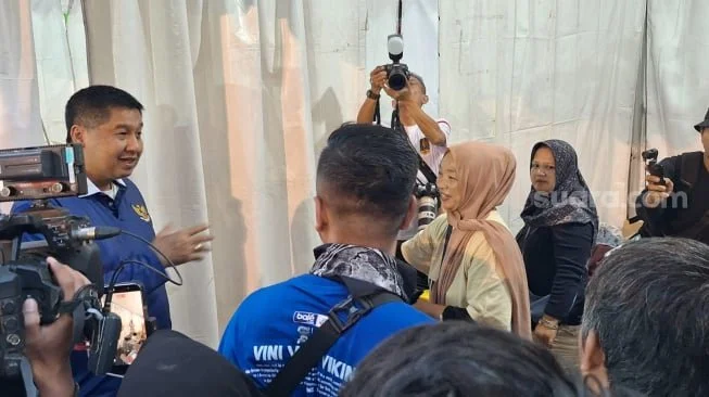 SC Piala Presiden 2026 Maruarar Sirait saat memantau UMKM di Stadion Si Jalak Harupat, Bandung (Suara.com/Adie Prasetyo Nugraha)