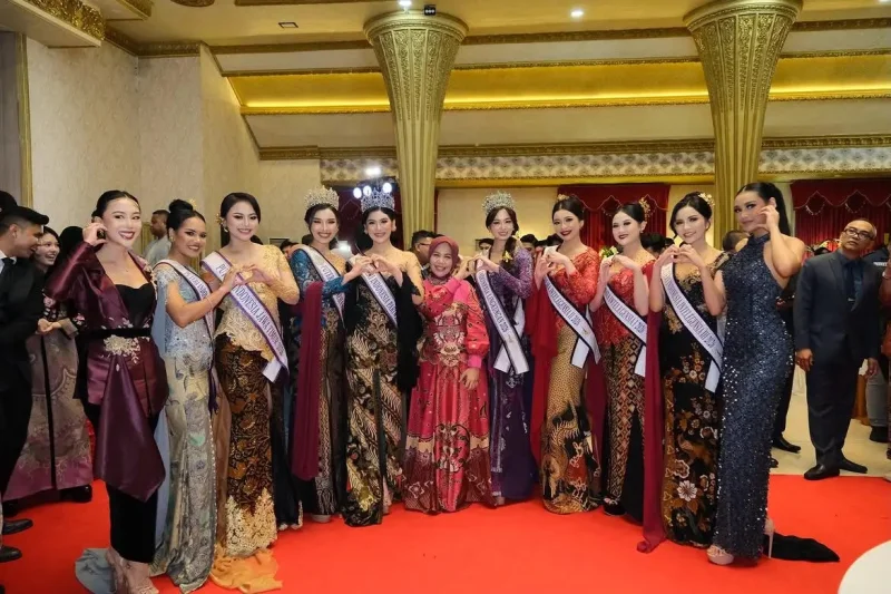 9 Potret Puteri Indonesia di Red Carpet Jember Fashion Carnaval 2026