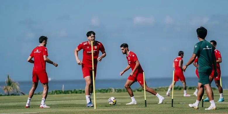 Pemain timnas Indonesia saat latihan bersama untuk mempersiapakan mengarungi ASEAN Championship 2026 di Bali United Training Center Pantai Purnama Gianyar, Bali.